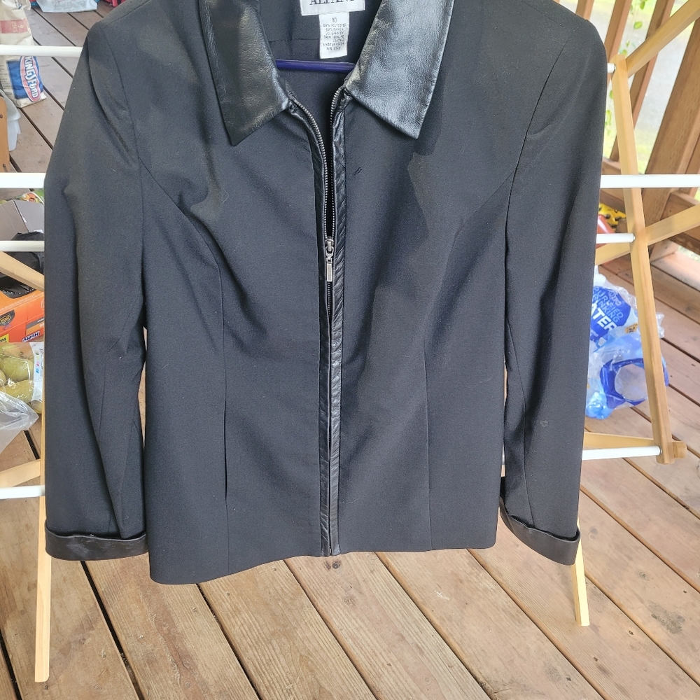 Preowned Alfani black women's size 10 dress jacket.